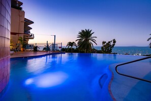 Outdoor pool, pool loungers - Sea Star Apartments (Airlie Beach)