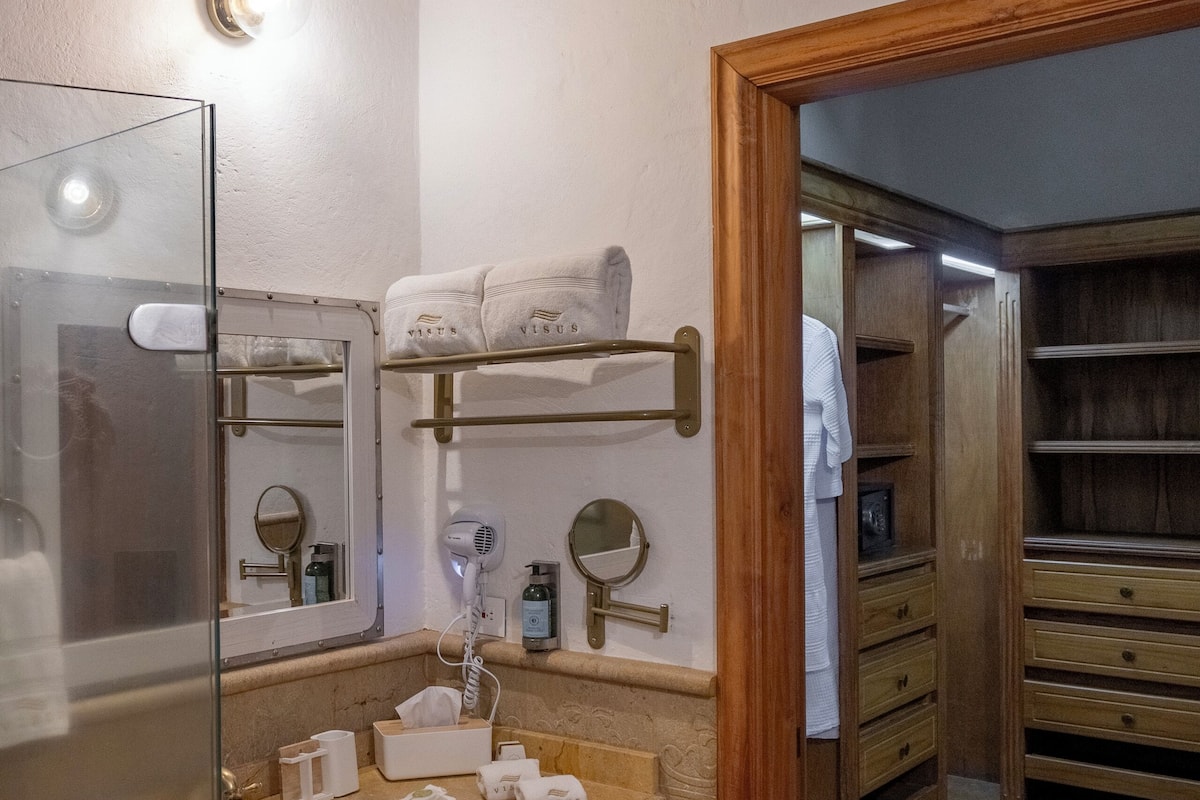 combined shower/bathtub, free toiletries, hair dryer, towels