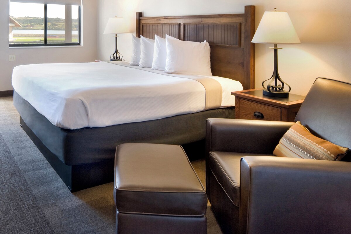 Standard Room, 1 King Bed, Pool View (1 King Atrium) | Desk, laptop workspace, blackout curtains, iron/ironing board