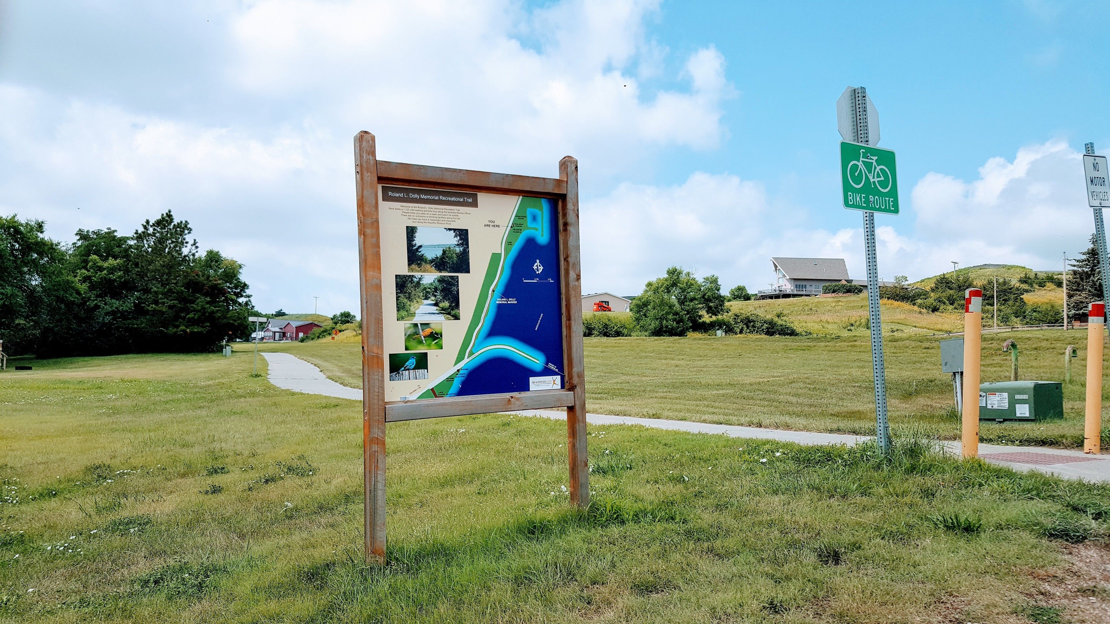 Un cartel con un mapa e información sobre el sendero recreativo conmemorativo Roland L. Doly.