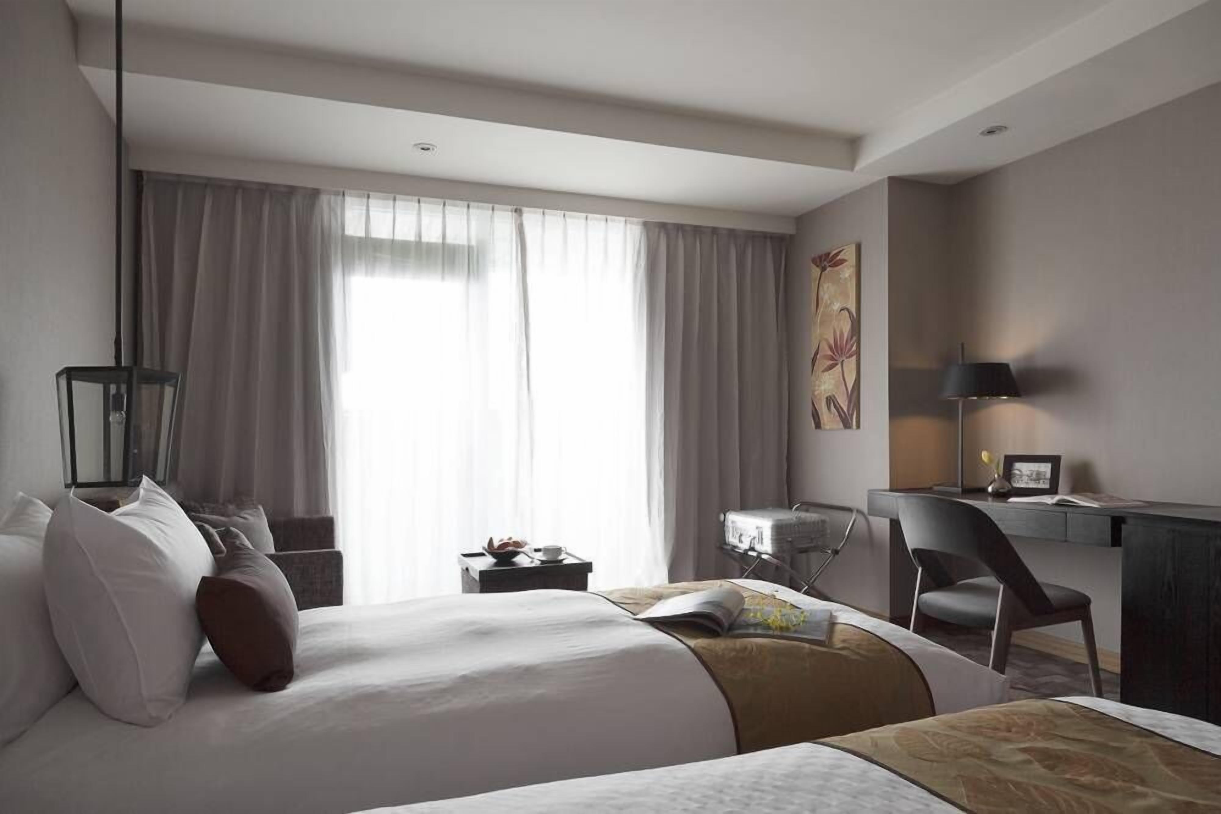 Shower, hair dryer, bathrobes, slippers