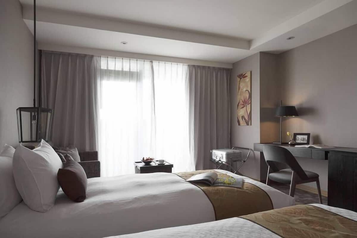 Shower, hair dryer, bathrobes, slippers