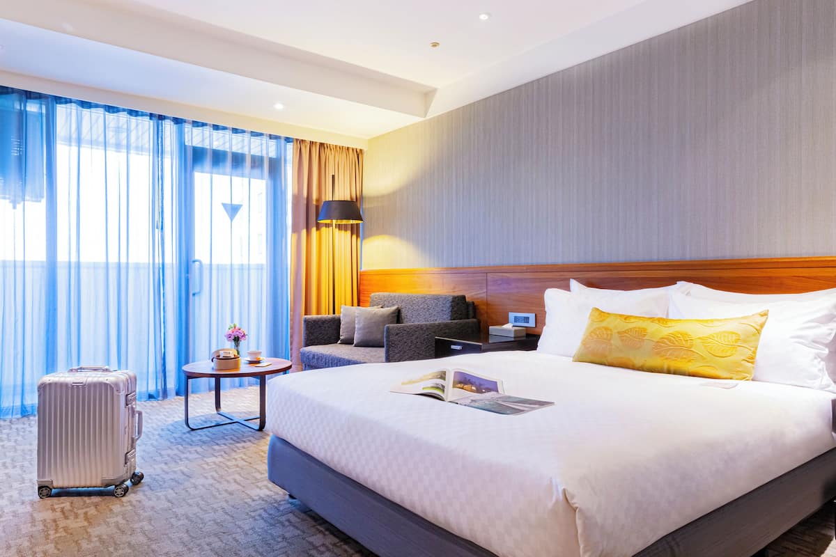 Hypo-allergenic bedding, down comforters, minibar, in-room safe