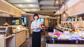 Se sirven desayunos, comidas y cocina china