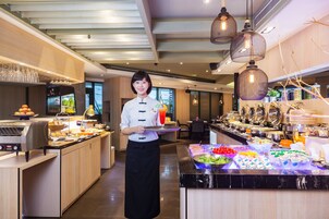 Breakfast and lunch served, Chinese cuisine