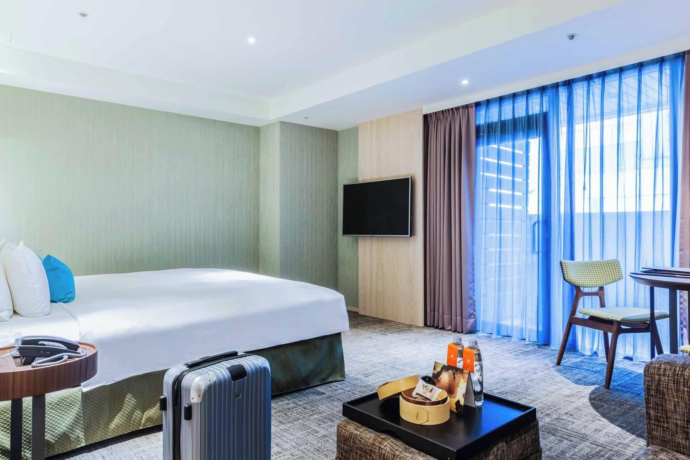 37-inch LCD TV with cable channels, TV