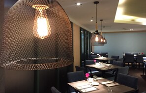 아침 식사 및 점심 식사 제공, 중식