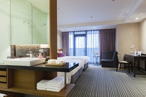 Family Room | Hypo-allergenic bedding, down comforters, minibar, in-room safe - Pacific Business Hotel (Taipei)