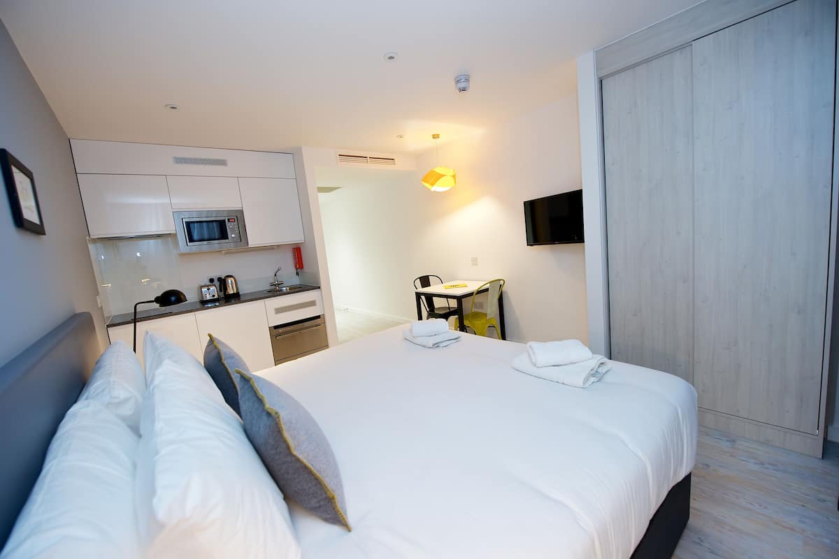 Luxe beddengoed, een laptopwerkplek, geluiddichte muren
