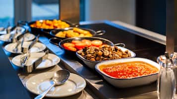Desayuno buffet (GBP 10 por persona)