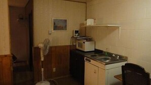 Habitación estándar, 1 cama matrimonial | Cocineta privada
