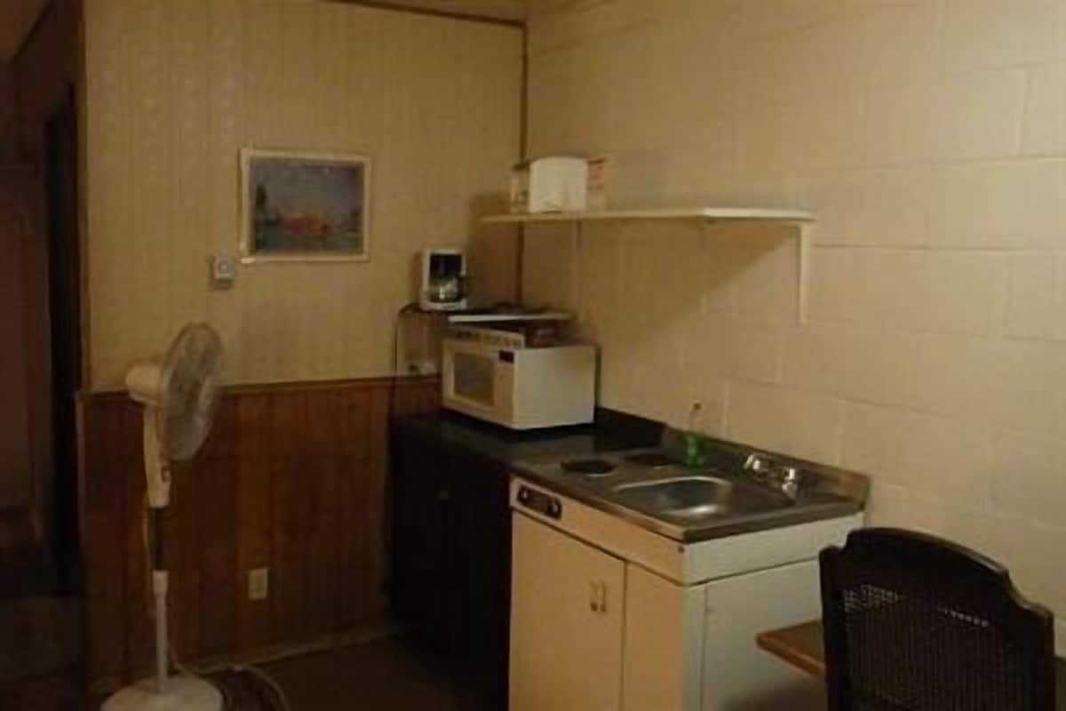 Standard Room, 1 Double Bed | Private kitchenette | Coffee/tea maker, fridge, microwave