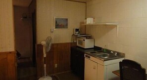 Standard Room, 1 Double Bed | Private kitchenette | Fridge, microwave, coffee/tea maker