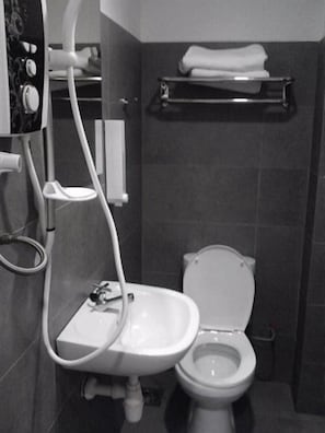 Shower, free toiletries, towels