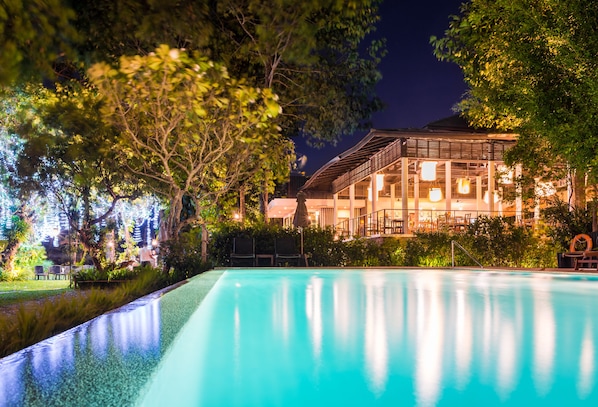 2 outdoor pools, pool loungers