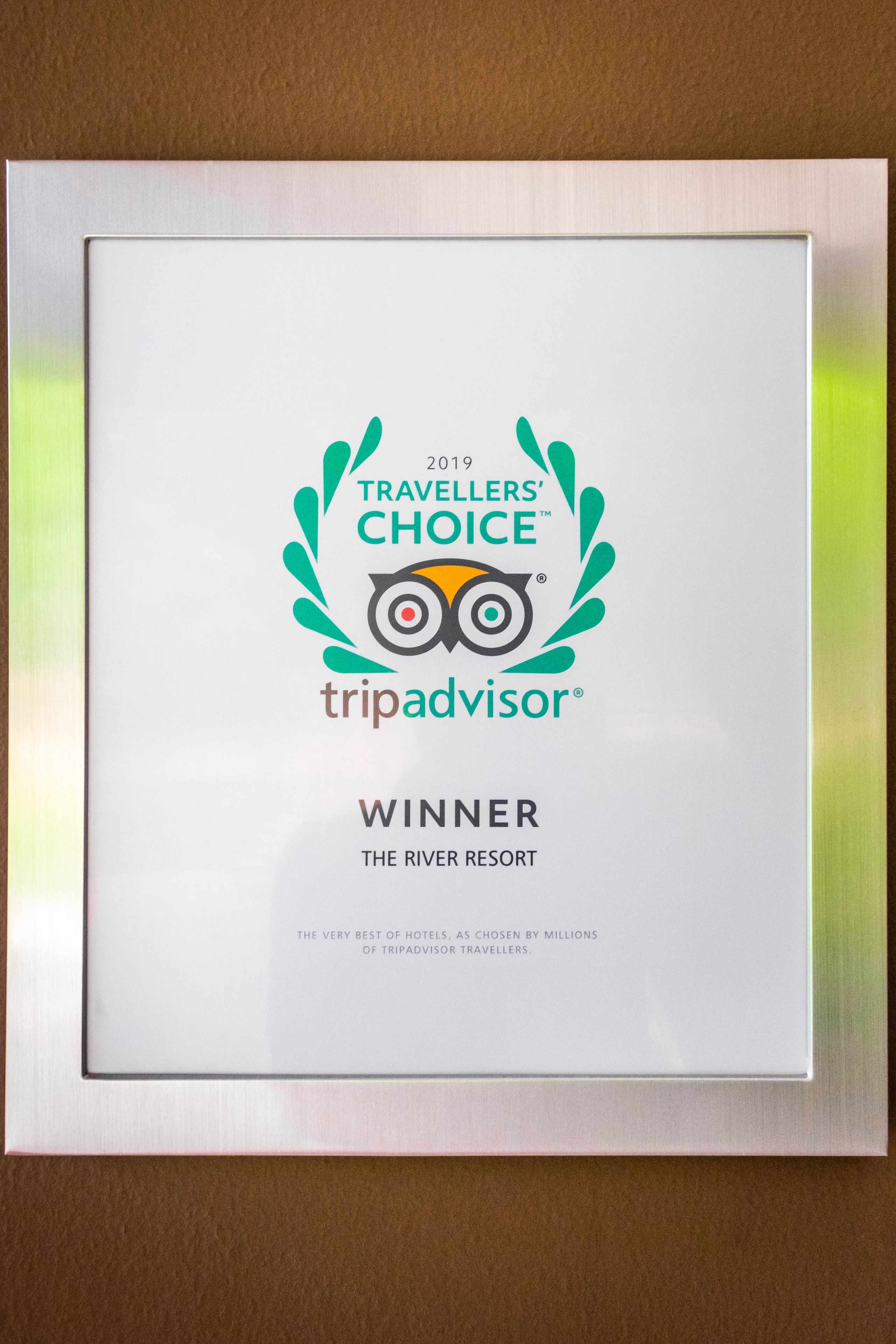 Kehyksiin asetettu TripAdvisor-palkintotodistus The River Resort -hotellille, joka voitti vuoden 2019 Travelers' Choice -palkinnon.