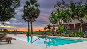 2 piscinas al aire libre, sillones reclinables de piscina