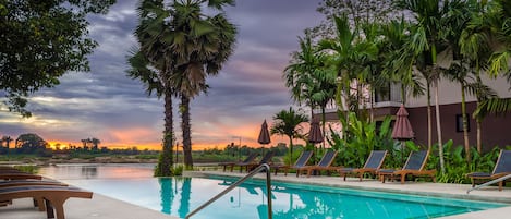 2 outdoor pools, pool loungers