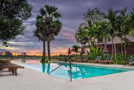 2 outdoor pools, sun loungers
