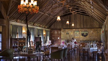 供應早餐、午餐和晚餐,地中海料理,游泳池景觀