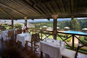 Ofereix vistes a la piscina i s'hi serveixen esmorzars, dinars i sopars 
