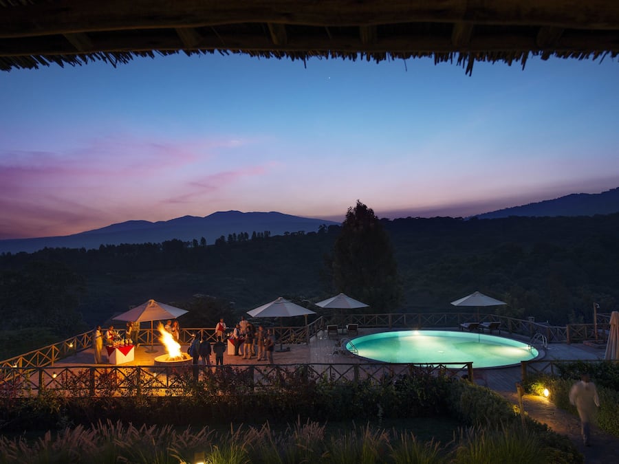 Utomhuspool, parasoller och solstolar