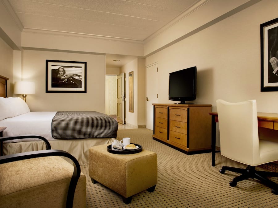 Escritorio, tabla de planchar con plancha y camas extra