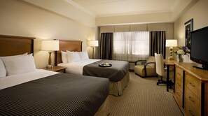 Skrivebord, strykejern/-brett og ekstrasenger (mot et tillegg)