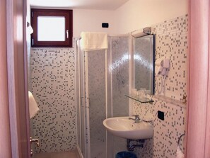 Double or Twin Room | Bathroom | Shower, free toiletries, hair dryer, bidet - Albergo La Lampara (Deiva Marina)