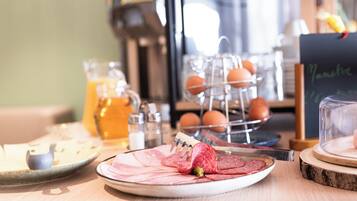 Petit déjeuner buffet (11 EUR par personne)