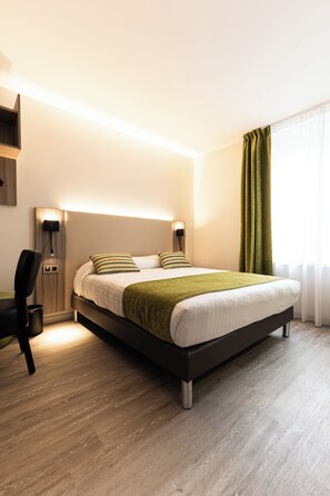 Superior Room, 1 Queen Bed, Mobility Accessible, Air conditioning