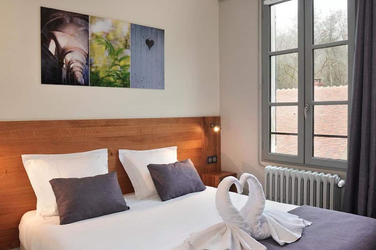 junior suite, 1 queen bed with sofa bed | 1 bedroom, desk, soundproofing, free wifi