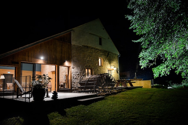 Vista frontal de la propiedad por la tarde o noche