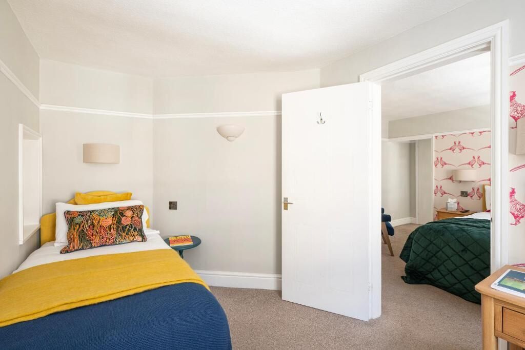 高级三人房, 独立浴室 (Large) | 埃及棉床单、高档床上用品、办公桌、熨斗/熨板