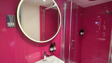 Chambre Double Standard, salle de bains attenante | Salle de bain