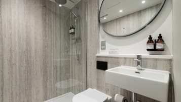 Doppia Superior, bagno in camera | Bagno | Doccia, set di cortesia firmato, asciugacapelli, accappatoio