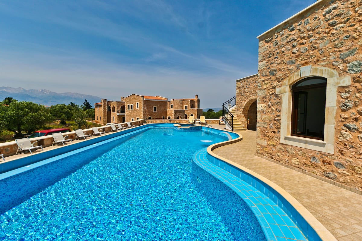 تجهيزات عازلة للصوت ومكواة/لوح كي وواي فاي مجانًا وملاءات أسرّة