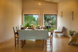 Bangalô, 2 quartos, acesso à piscina, no piso térreo | Cozinha privada | Geladeira grande, fogão, cooktop, cafeteira/chaleira