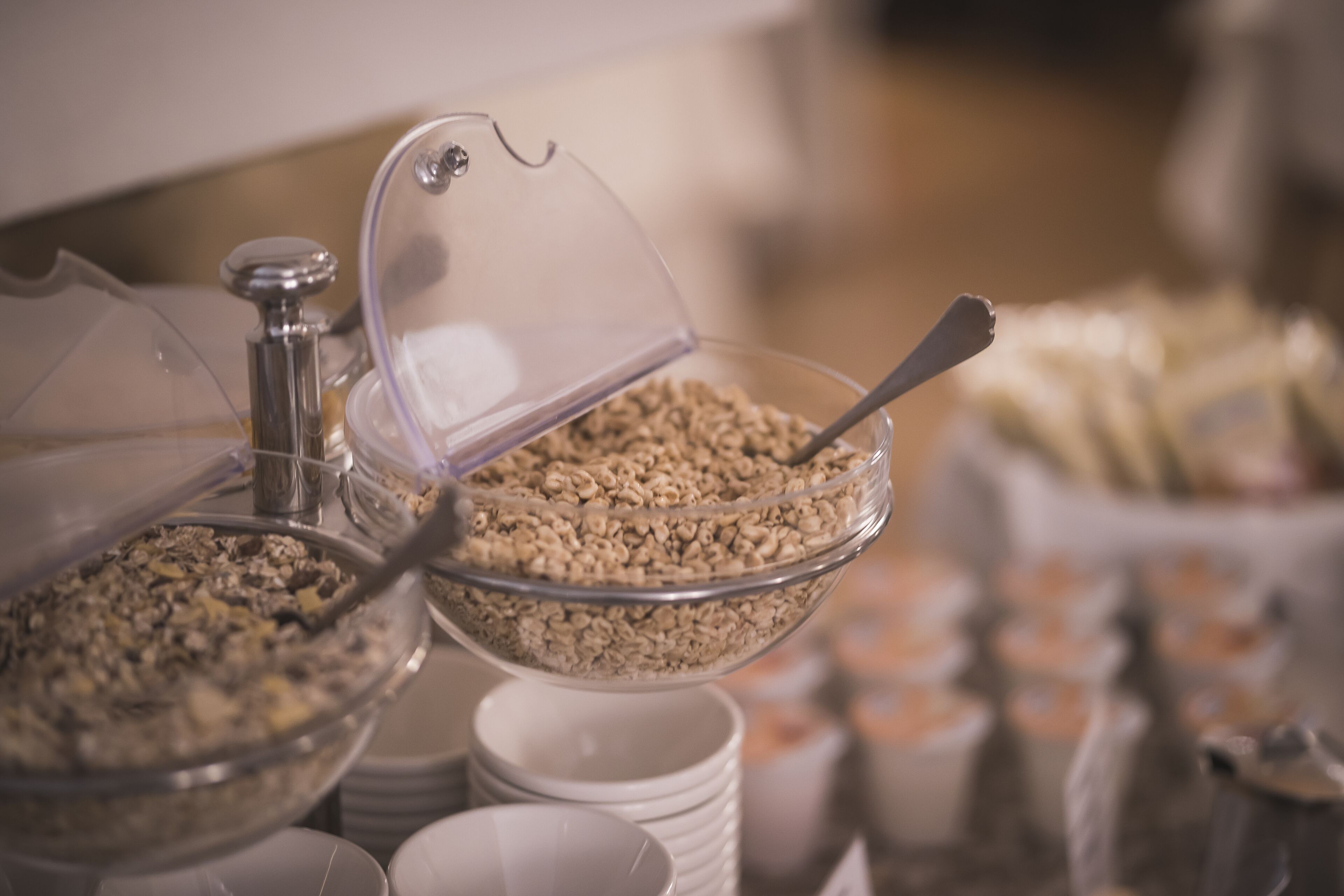 Een buffet met diverse etenswaren, waaronder ontbijtgranen en andere snacks.