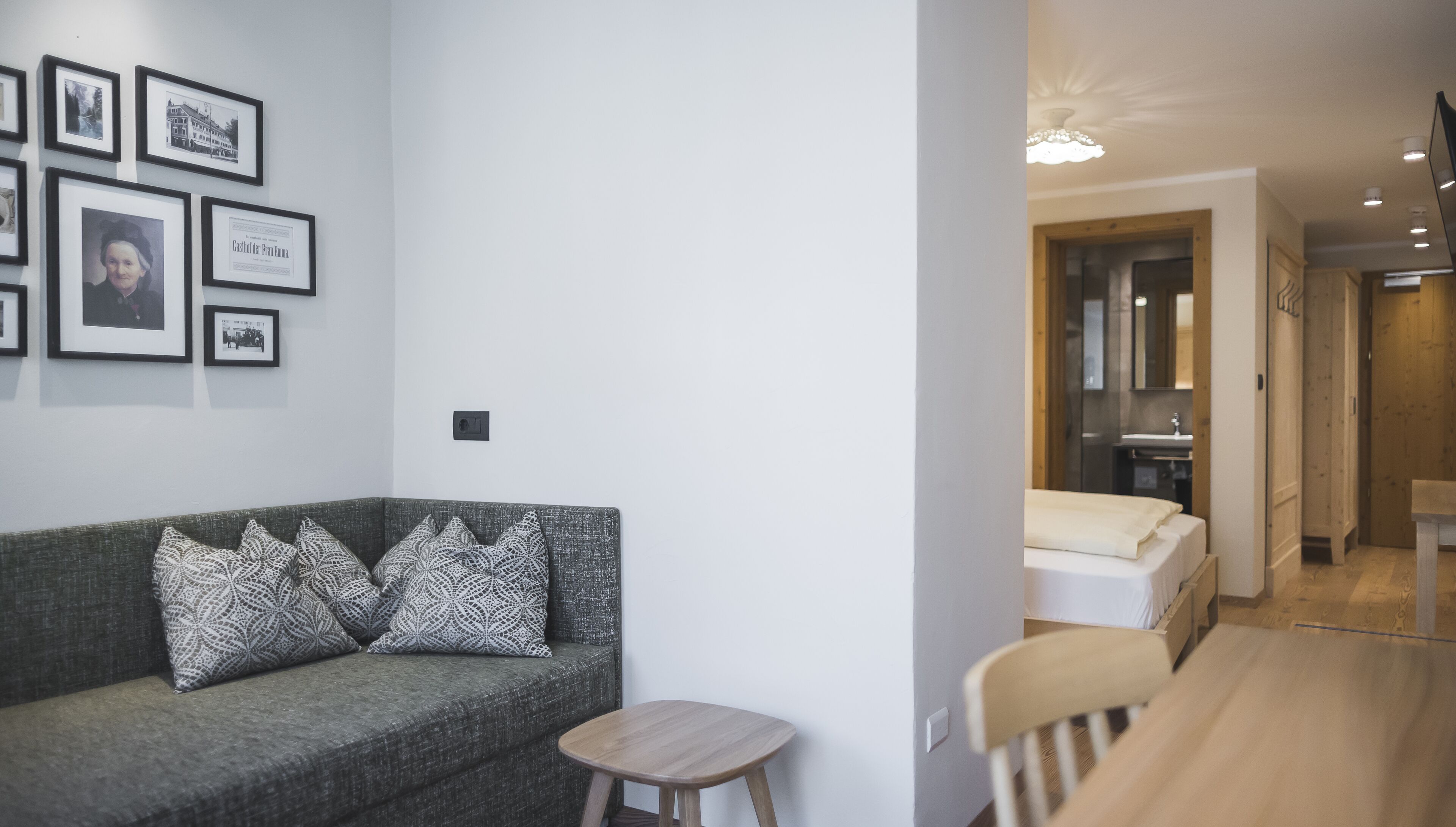 junior suite, balcony, courtyard area (sofia) | room amenity