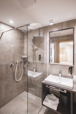 Junior-Suite, Balkon, zum Innenhof hin (Sofia) | Badezimmer