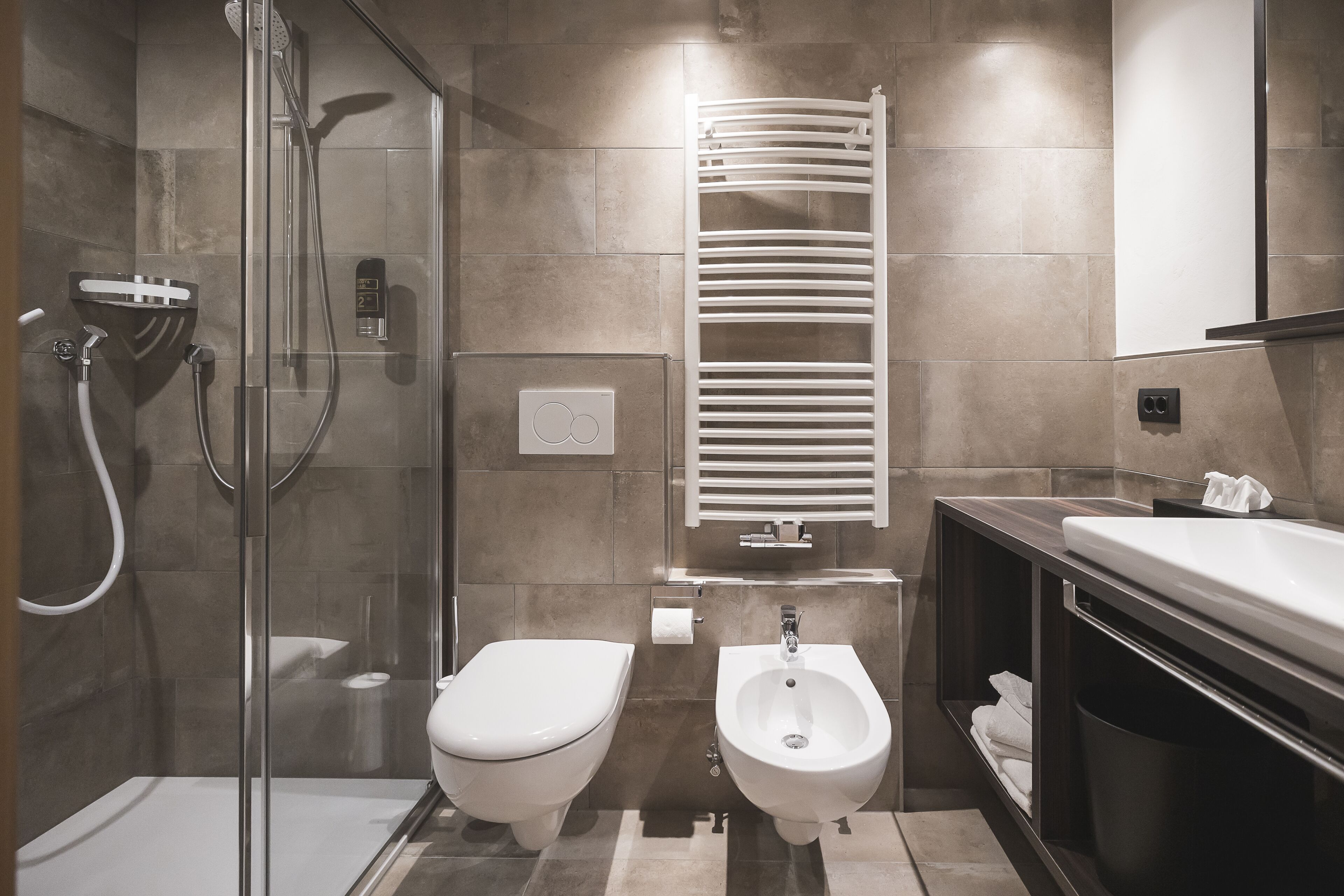 Comfort tweepersoonskamer, 1 queensize bed (Paula) | Badkamer | Een douche, gratis toiletartikelen, een haardroger, handdoeken