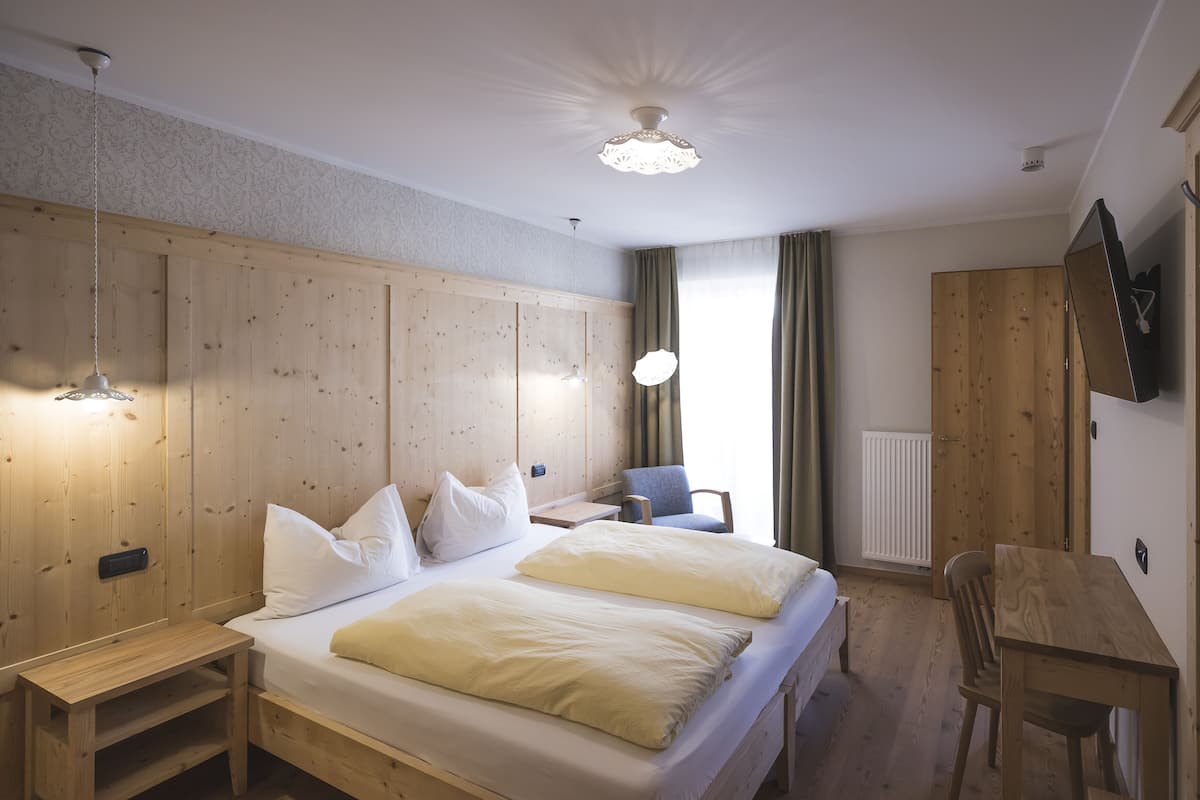Standard Double Room, 1 Queen Bed (Anna) | 1 bedroom, in-room safe, desk, laptop workspace