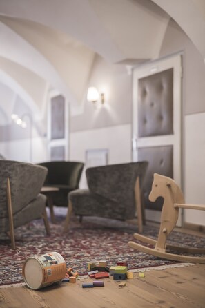 Lobby sitting area - Emma Historic Hotel (Villabassa)