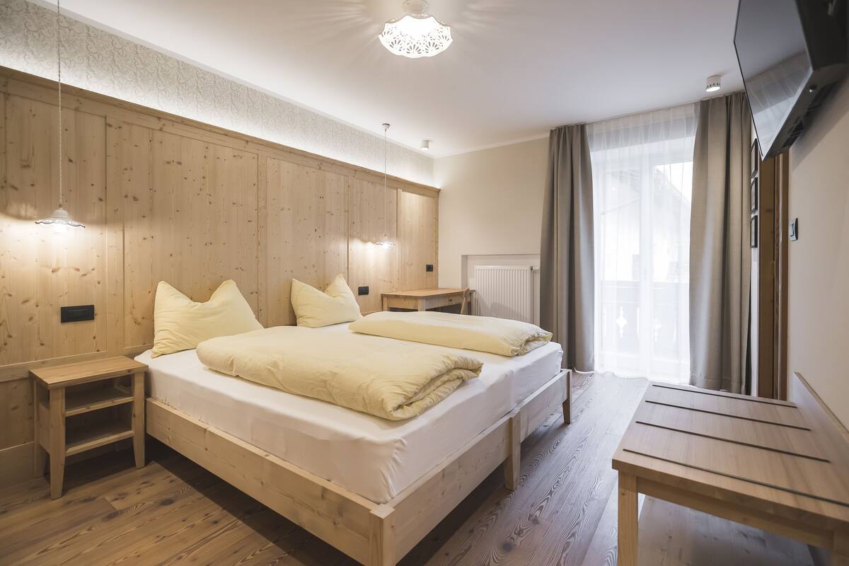 comfort double room | 1 bedroom, in-room safe, desk, laptop workspace