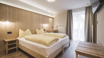 1 habitación, caja de seguridad en la habitación y escritorio
