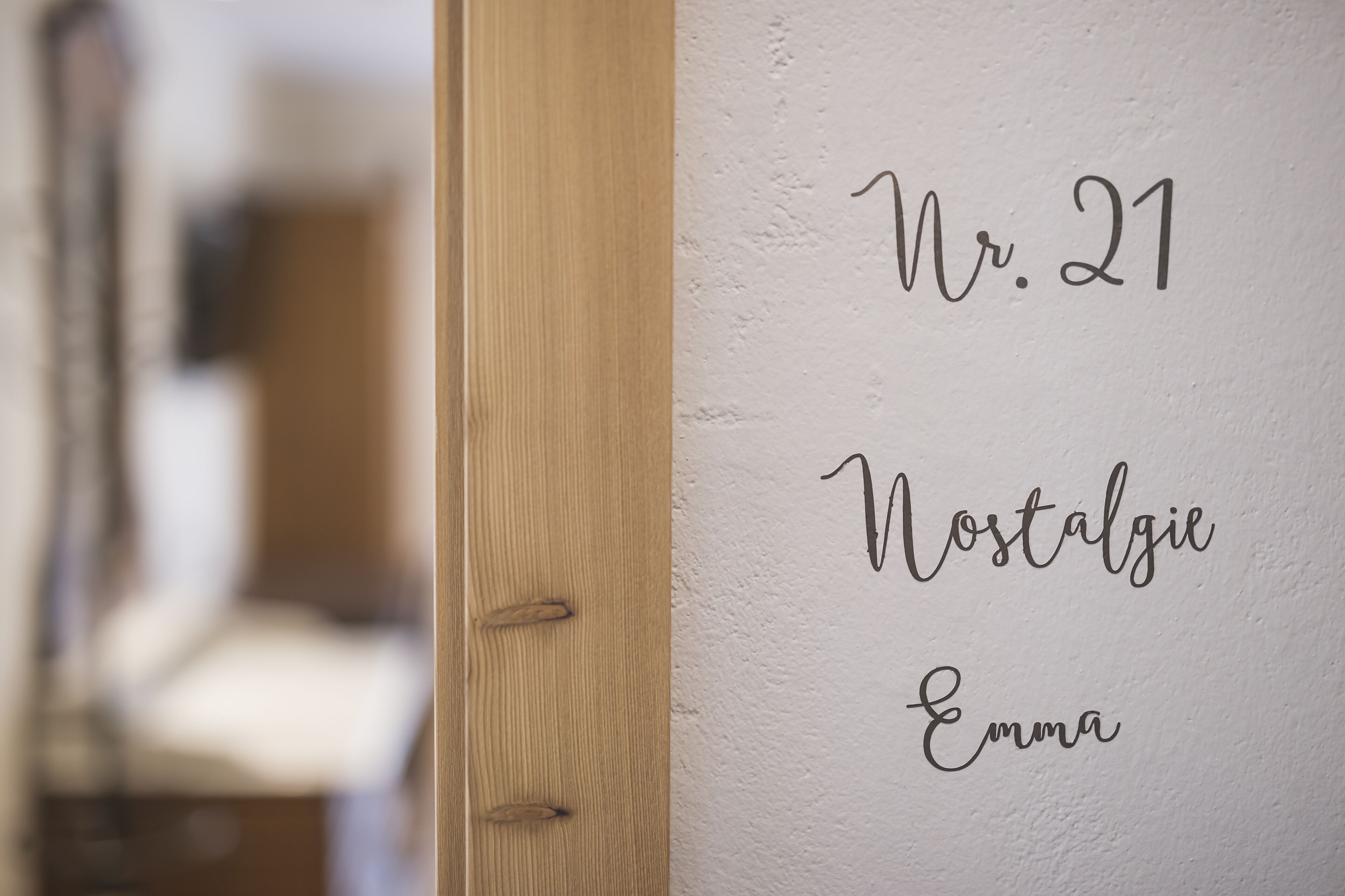 A wall with the text "Nr. 21 Nostalgie Emma" written on it.