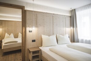 In-room safe, desk, laptop workspace, blackout curtains - Emma Historic Hotel (Villabassa)