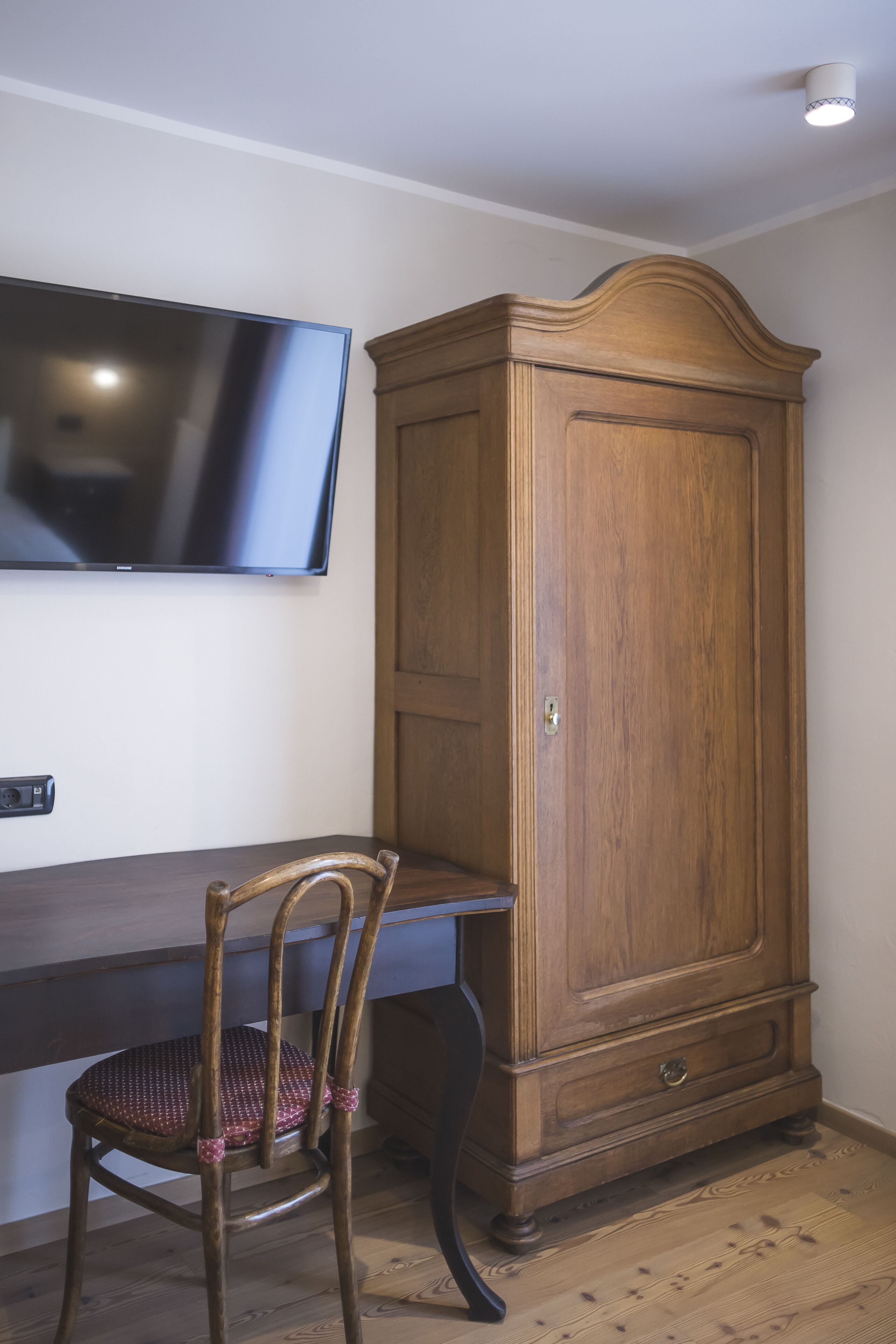 nostalgic double room | living area | tv