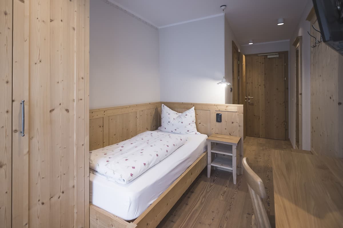 Standard Single Room, 1 Twin Bed | 1 bedroom, in-room safe, desk, laptop workspace